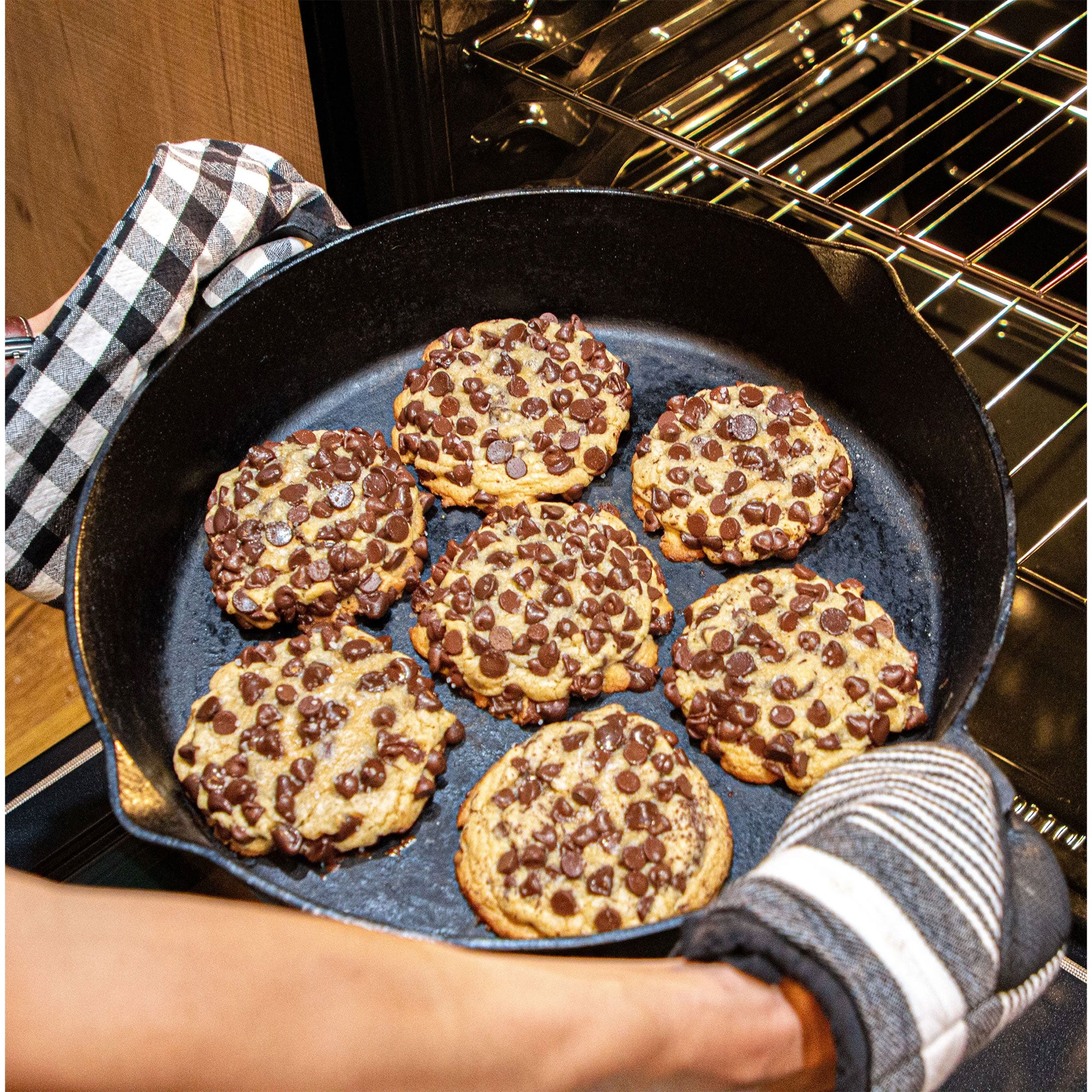 Bayou Classic 16 Inch Double Handled Cast Iron Skillet with Pour Spouts, Black - Smart-nests