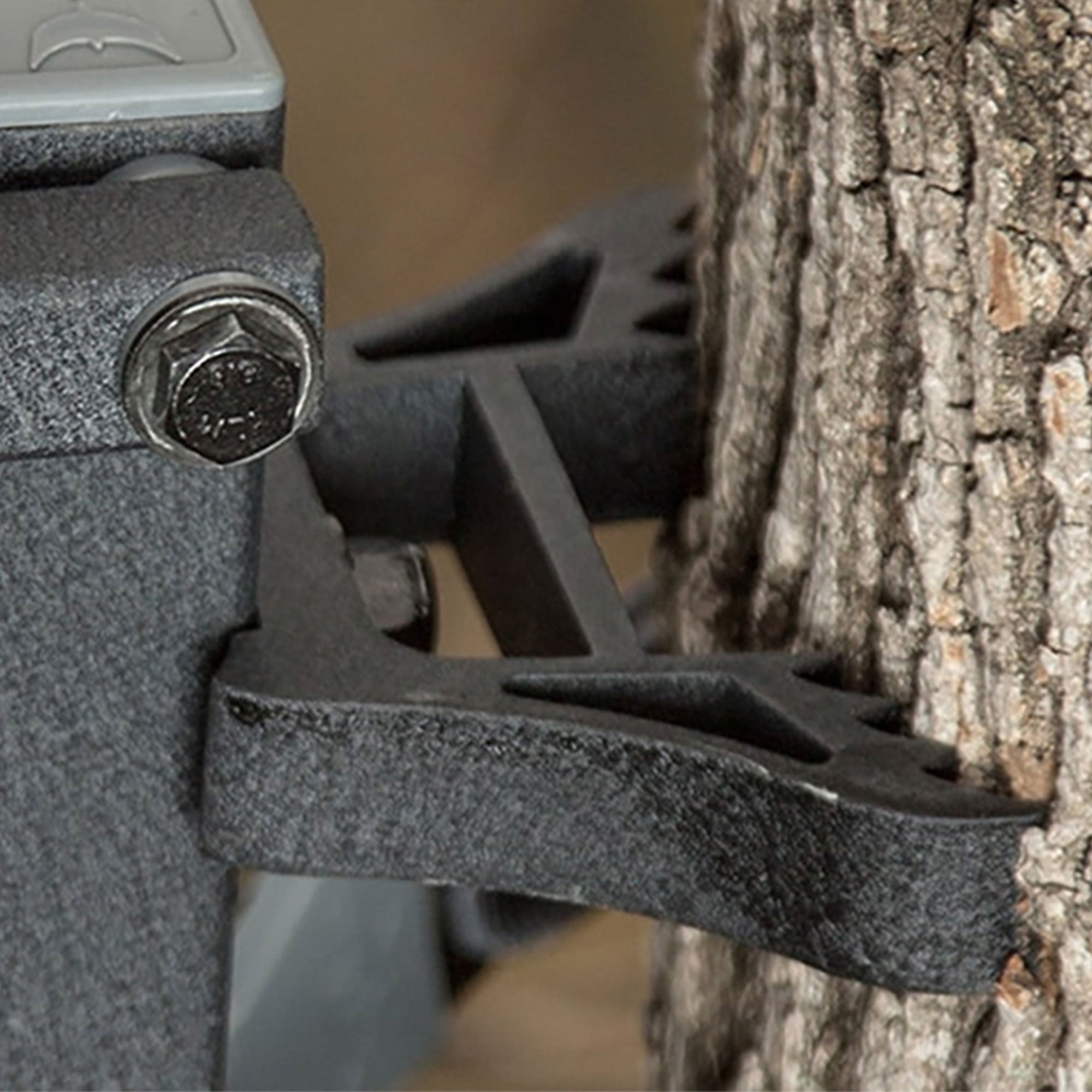 Hawk COMBAT Hang On Tree Stand, Deer Stand with 21 x 27" Saddle Hunting Platform - Smart-nests