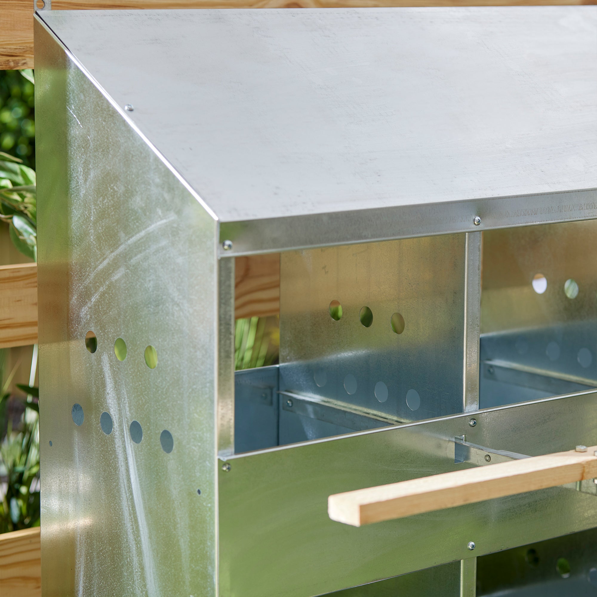 Brower 406B Galvanized Steel 6 Hole 30 Bird Poultry Nest Chicken Brooding Box - Smart-nests
