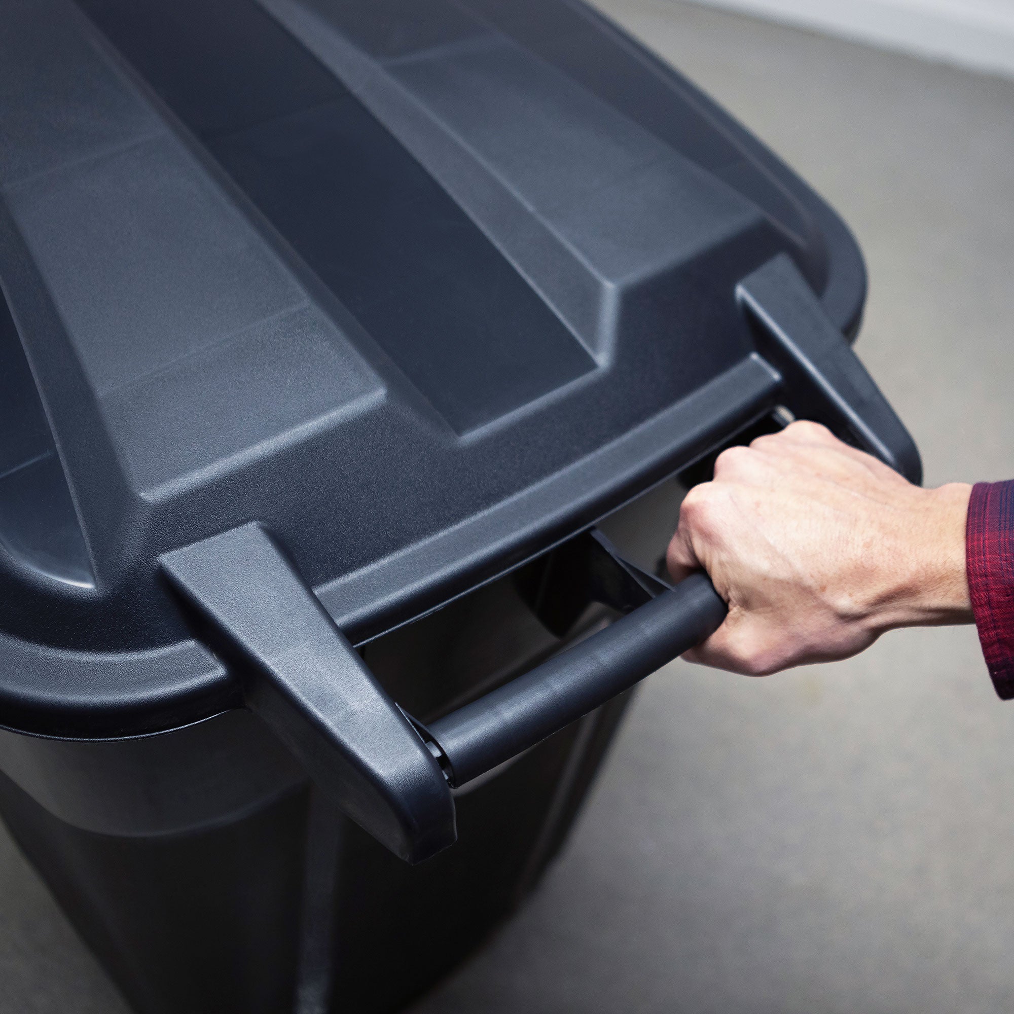 United Solutions 2 Pack Outdoor Trash Can with Lid and Wheels, 32 Gallon, Black - Smart-nests
