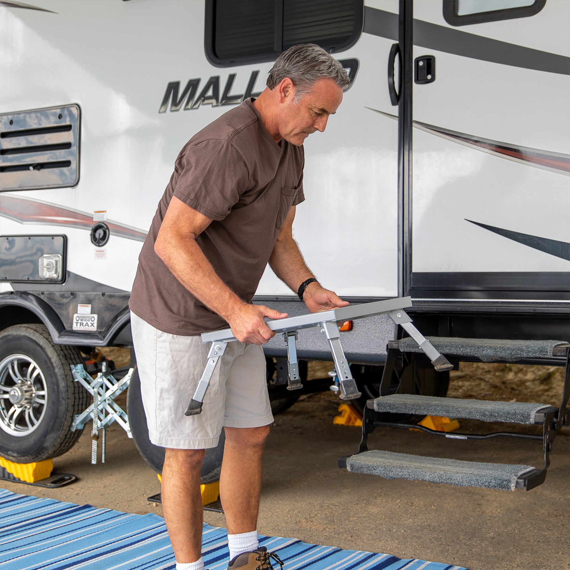 Camco Folding Aluminum Step Stool, Adjustable Height for RV and Trailers, Silver - Smart-nests