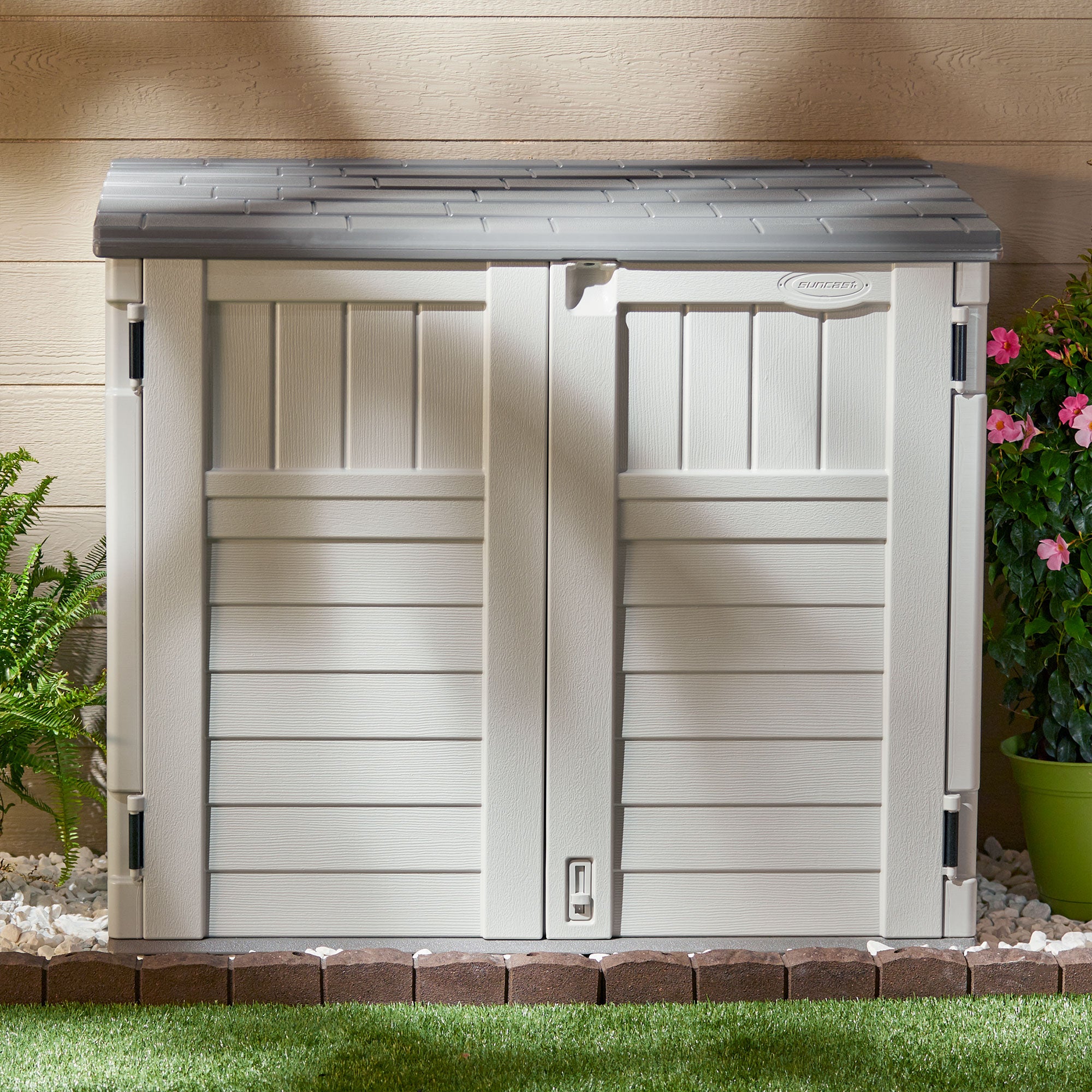Suncast BMS2500 53 x 31.5 x 45.5" Horizontal Resin Outdoor Storage Shed w/ Floor - Smart-nests